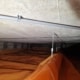 Kruipruimte vloerisolatie Gouda met netjes aangebracht oranje thermokussen tegen de onderzijde van de vloer