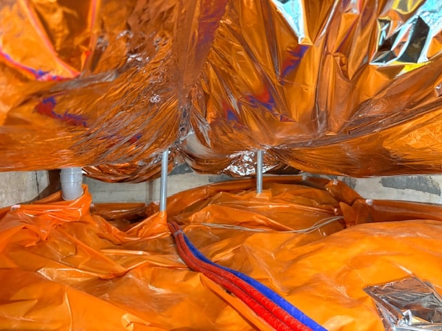 Eindresultaat vloerisolatie kruipruimte Schijndel Eindresultaat kruipruimte vloerisolatie Schijndel met thermokussens netjes aangebracht tegen de onderzijde van de vloer