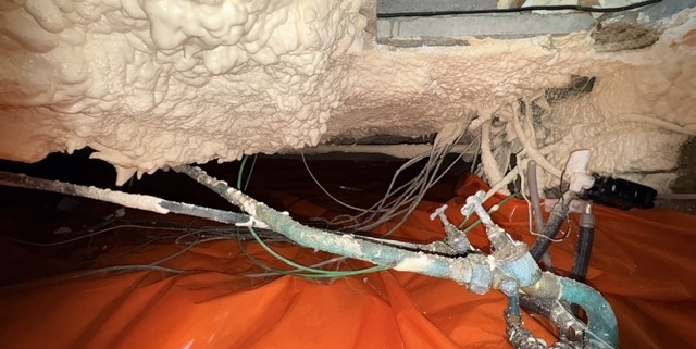 Kruipruimte vloerisolatie Zevenbergen met thermokussens netjes aangebracht tegen de onderzijde van de vloer